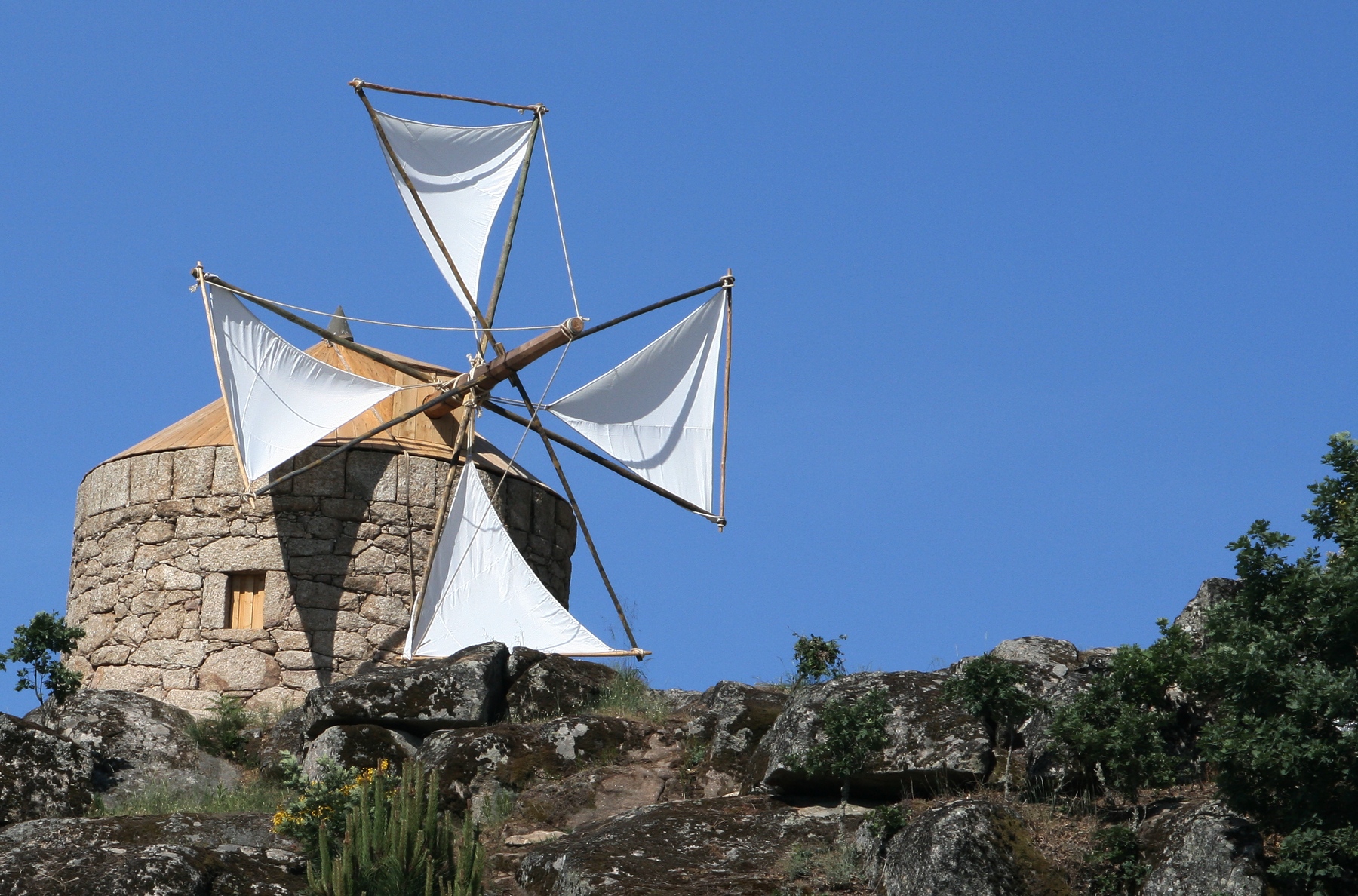 Moinho de vento medieval  Moinho de vento, Moinhos de vento, Moinho